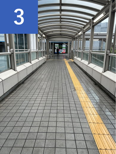 まっすぐ進みます。