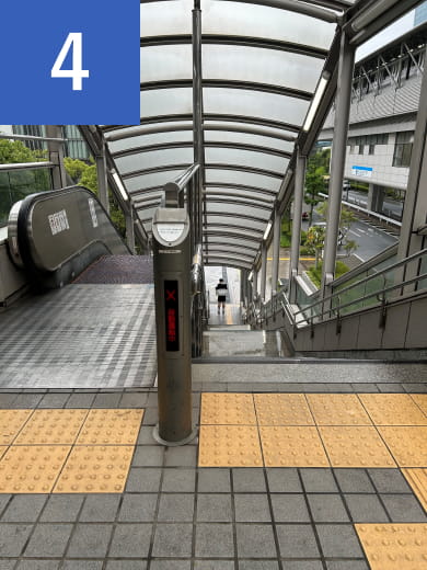 右手に階段とエスカレーターがございますので地上に降ります。