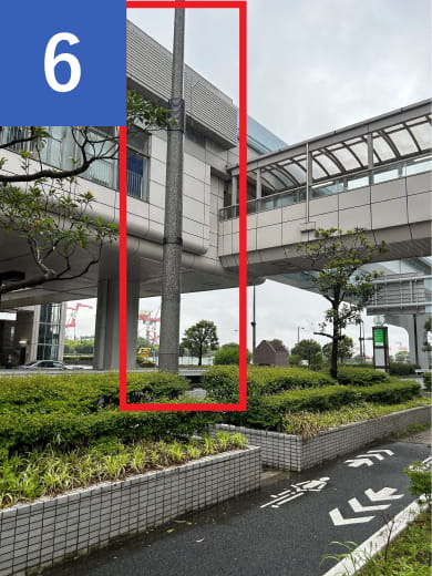 すぐそばにあるポールがバス乗車口目印です。お近くでお待ちくださいませ。