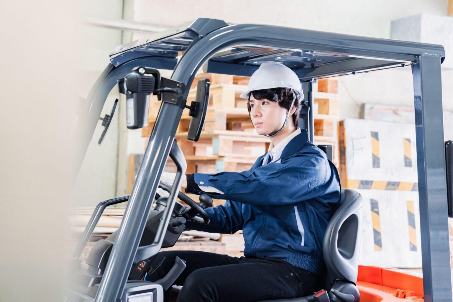 荷役とは?意味や種類、効率化対策をわかりやすく解説 |SBフレームワークス株式会社